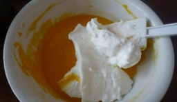 倒入一半蛋白到蛋黃碗里，從底部往上翻拌均勻；
