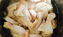 五花肉洗凈后切成小塊和雞腿一起放入開水鍋里煮掉血水，在涼水裡焯過；