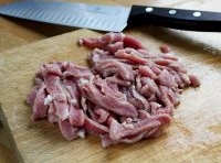 木耳提前泡發清洗乾淨，豬肉處理乾淨，切成薄片，放入碗中；
    