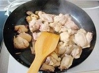 鍋中倒入少許油，把雞翅放入煸炒煎至雞肉收緊，顏色變黃；