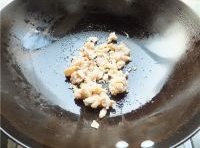  炒鍋中加入適量油，燒熱后加入一部分蒜片和薑片炒出香味，加入腌至好的雞肉丁翻炒，士直到變色后變熟后，再盛出；
