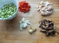 毛豆去皮，大蒜和生薑去皮切成片，香菇洗凈切片，紅辣椒和雞肉洗凈切丁；
