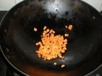  鍋中放油倒入胡蘿蔔丁炒至變色，加點鹽調味；