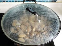 把蛤蜊放進去加蓋煮至水燒開，帶蛤蜊開口后關火；