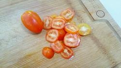 小番茄洗凈也切成片狀；