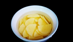 土豆洗凈去皮，切成大小適中片，洗凈澱粉后，泡在水裡；