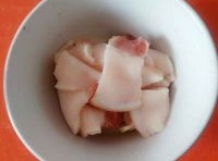  肥豬肉處理乾淨，放入熱水中略煮一會兒，放涼后，切成薄片；