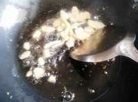 另起油鍋，加入少許的油，溫熱后，倒入蔥段、薑片、蒜片和碎豆豉炒香；