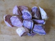  紫薯洗凈，削掉外皮，切成塊；