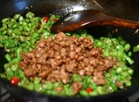 鍋中的豆角熟后，加入提前炒好的肉沫翻炒片刻， 調入適量的鹽炒均勻。
