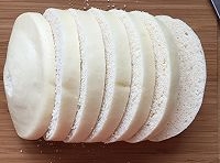 將白饅頭用刀切成均勻的薄片；

