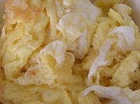 雞蛋磕入碗中，用筷子攪打成均勻的蛋液，油燒熱，倒入攪打均勻的蛋液翻炒，盛入盤中；

