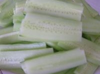 將黃瓜用清水沖洗乾淨，削掉皮后，切成片；