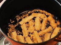 炒鍋預熱，倒適量的油，放入裹麵包糠的杏鮑菇，炸至兩面金黃撈出即可。
