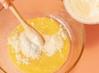 雞蛋打入乾淨碗中，用筷子攪打均勻后，加入適量麵粉，攪拌成均勻的成麵糊；
