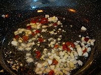 熱鍋中倒入適量的食用油，待油熱后，加入蒜薑末，炒出香味；

