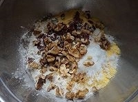 玉米面和麵粉放入攪拌的盆中，提前用微波爐將核桃仁烤熟，放入蔓越莓干；