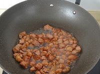 熱鍋倒入油適量的油，油溫熱后，放入腌至好的肉丁，等到鍋中的肉變色后，再撈出；
