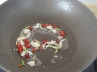 鍋底留用少許油，倒入提前切好蔥白、干辣椒、花椒、蒜蓉，炒出香味；