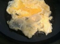 熱鍋中倒入適量油，倒入打散的雞蛋液，炒至熟透，盛出在盤中；
