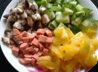 黃瓜、香菇洗凈切丁，菠蘿和火腿腸去皮后切成丁；