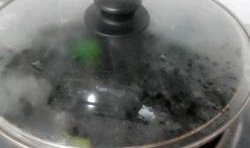 加蓋燜煮會至入味，燜干水份后客人才能五花肉放進去翻炒熟后即可出鍋；