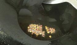 油鍋燒熱後放入花椒爆香后揀出；