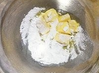軟化好的黃油加入糖粉，放在打蛋盆中；
