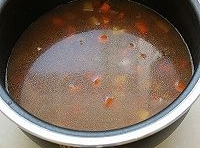 大米掏洗乾淨，放入電飯鍋中，加入適量的水，倒入炒過的菜，攪拌均勻；