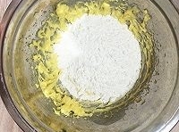 篩入低筋麵粉，用硅膠刮刀拌勻；
