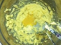 用打蛋器將黃油和糖粉融合后加入雞蛋液，雞蛋液分兩次加入黃油中，打發到黃油體積變大蓬鬆后停止打發；
