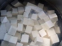 嫩豆腐用清水沖洗一下，切成小方塊，加入適量的鹽放入熱水鍋浸泡一會兒；
