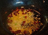 鍋中留有少許的底油，加入姜蒜末和干辣椒段炒出香味；
