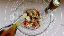 雞腿洗凈后，用刀剁成塊，放入容器中，加入料酒和胡椒粉腌至10分鐘；
