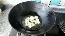 熱鍋中倒入適量的油，待油溫熱后，炒香蔥段和薑片；