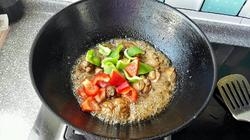 鍋中湯汁變濃稠后，加入青紅椒塊炒至熟透即可。
