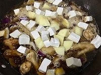 鍋中的水開后，倒入土豆、洋蔥、嫩豆腐，蓋上鍋蓋繼續煮；