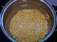 黃豆提前在晚上泡好，再放入1200毫升水裡煮滾后再煮幾分鐘；