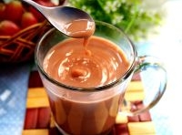 在燙熱的豆奶中加入黑巧克力塊，攪拌融化即可享用；