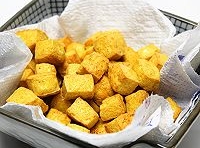 鍋中的豆腐塊變金黃時，再撈出；