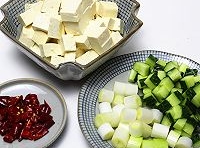 豆腐用清水沖洗乾淨，切成小塊，大蔥洗凈切段，黃瓜切丁、紅辣椒切成段、生薑大蒜切末；

