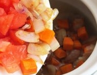 再放入胡蘿蔔、洋蔥、番茄丁再煮二十分鐘；