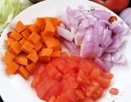 胡蘿蔔、番茄洗凈後去皮和洋蔥分別切成丁，捲心菜手撕大片洗凈；