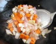 鍋上火加底油燒熱，放入洋蔥、胡蘿蔔丁翻炒均勻出香味再盛出；