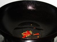 鍋中注入點油，放入辣椒爆香，辣椒油熗好後放入調料碗中；
