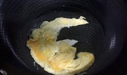 鍋中倒入油燒熱后，再把雞蛋液放進去炒熟盛出；