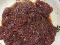 牛肉洗凈后切成片，用生粉、醬油、鹽、油腌製片刻；