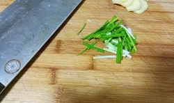 排骨的表面用刀切幾刀，是讓更快的入味，香蔥洗凈，切成小段，生薑去皮，切片；
