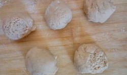 發酵至蜂窩狀，取了麵糰排氣揉均勻，用手揪成大小相等的等分；
