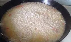 燒開后再改用小火慢煲半小時，蒸至米飯熟透；